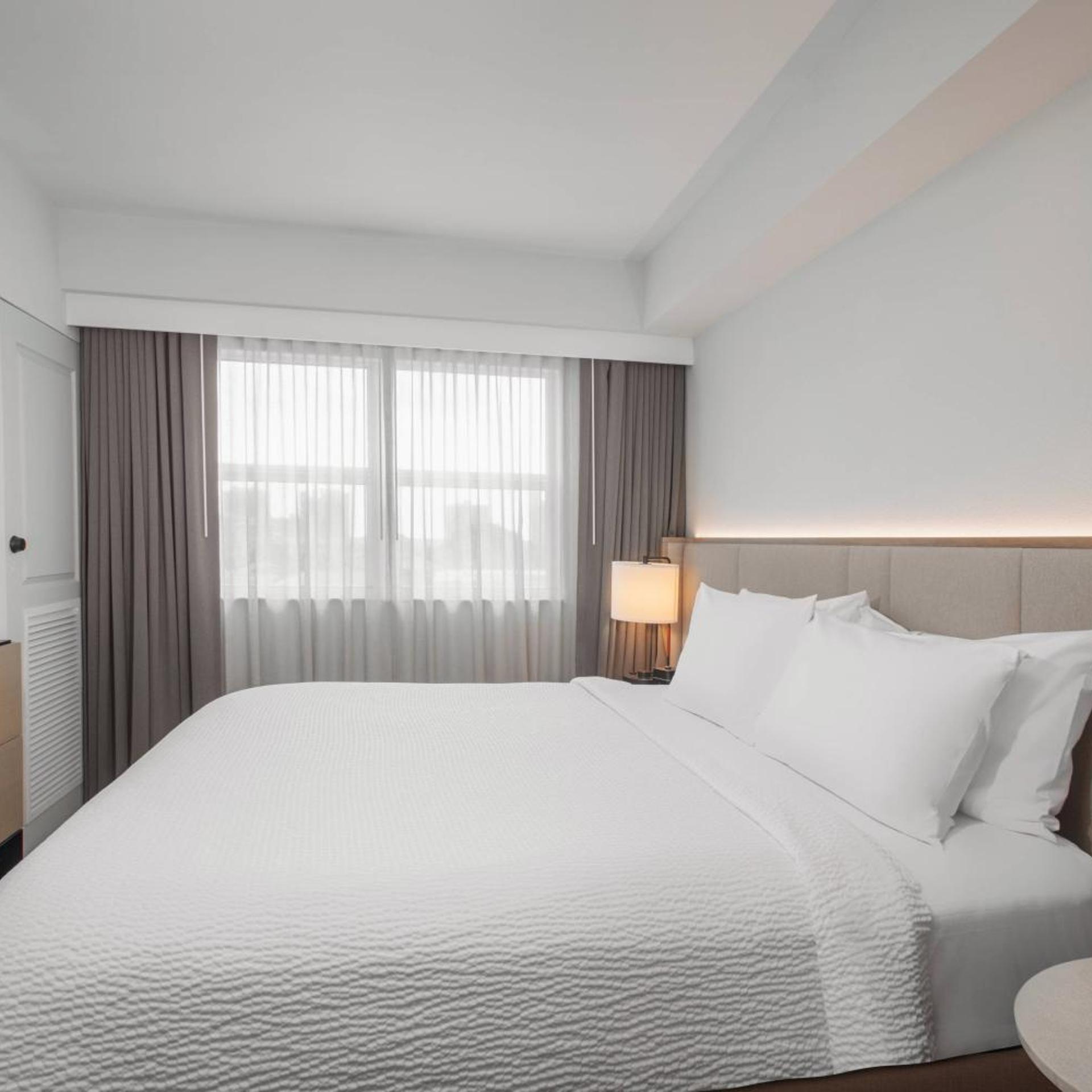 1 Bedroom, Suite, Queen Bed, Sofa, Bathtub, Accessible