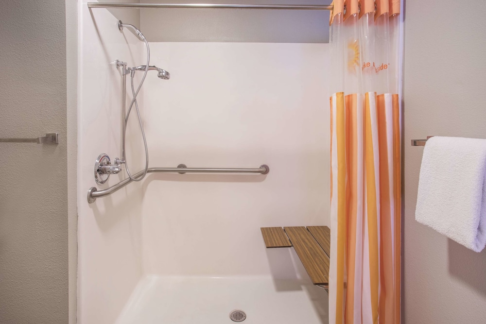 La Quinta Inn and Suites by Wyndham O Fallon, IL - St. Louis 13/37