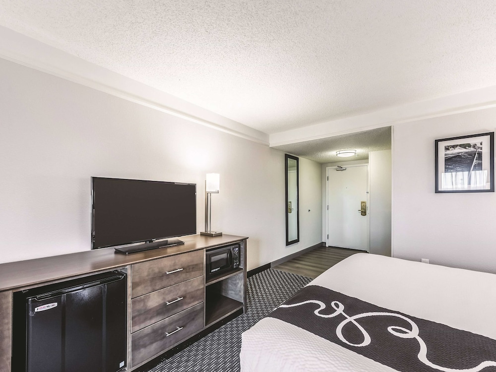 La Quinta Inn & Suites by Wyndham Cincinnati Sharonville 11/45