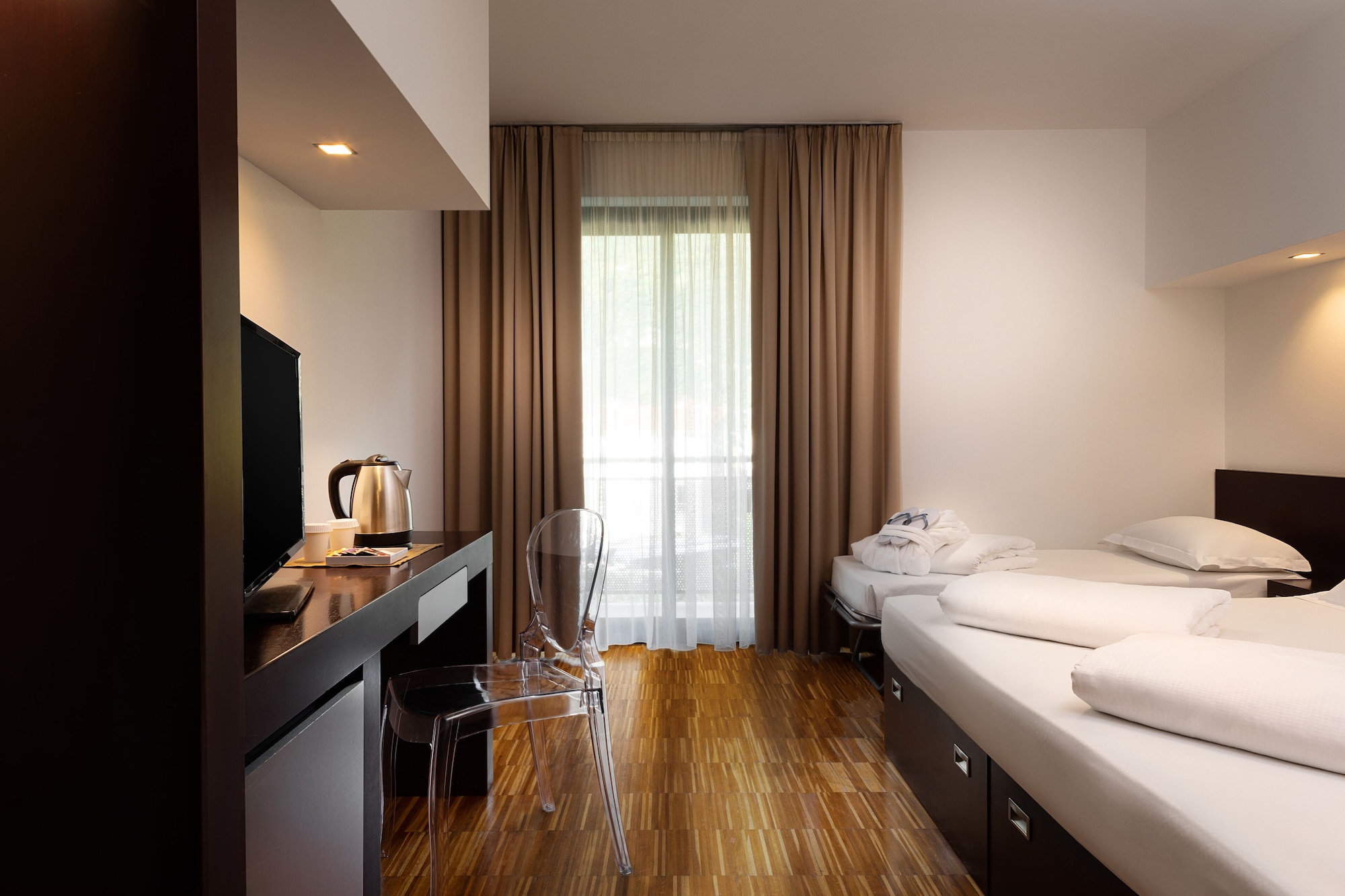 غرفة كومفورت ثلاثية بسرير مزدوج مع أريكة، Astoria Park Hotel 4/9
