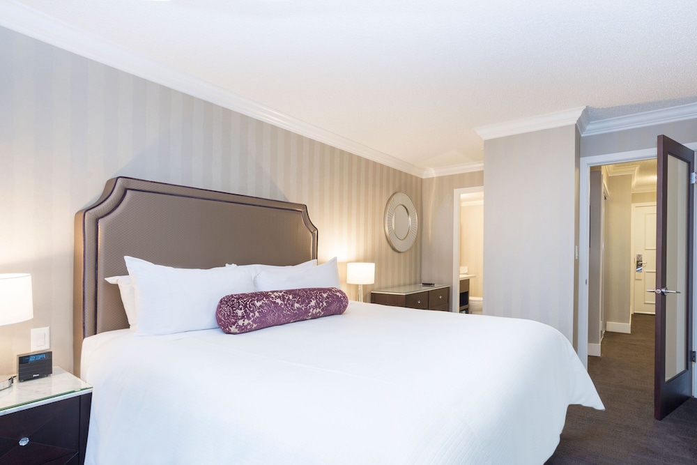 Two Bedroom Sutton Suite, 1 King, 1 Queen, Sofa Bed