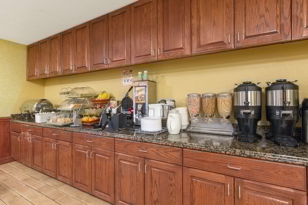 Hawthorn Suites by Wyndham Corpus Christi Padre Island 22/25