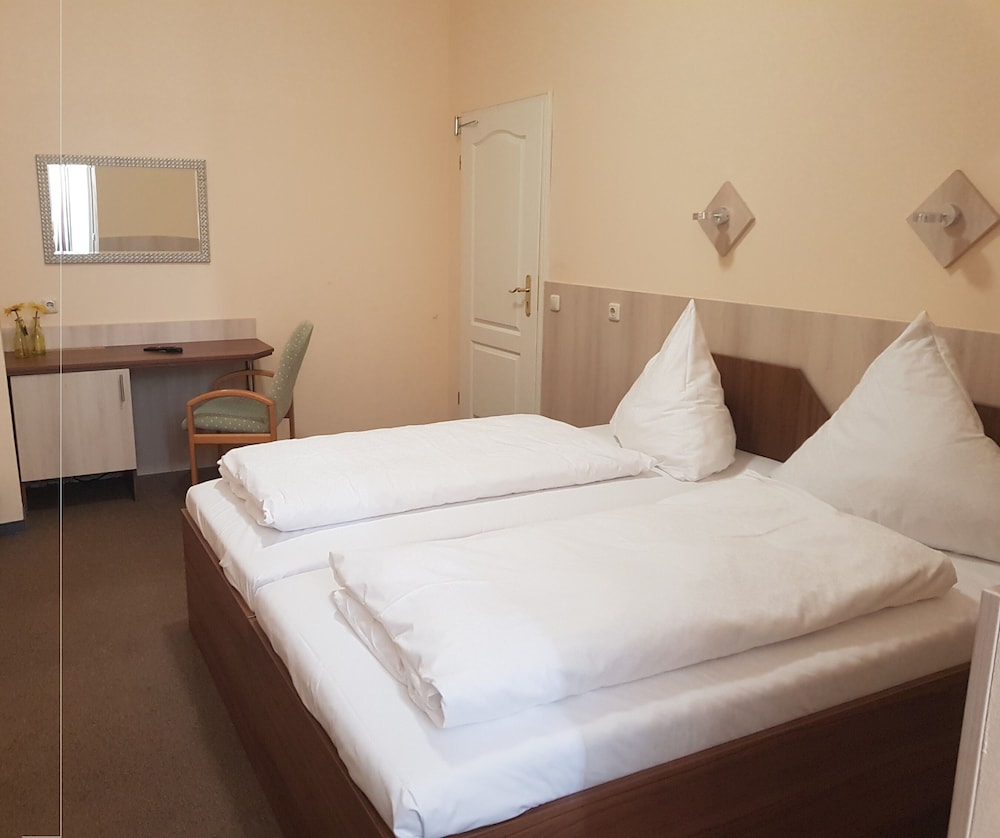 ROOM, DOUBLE BED