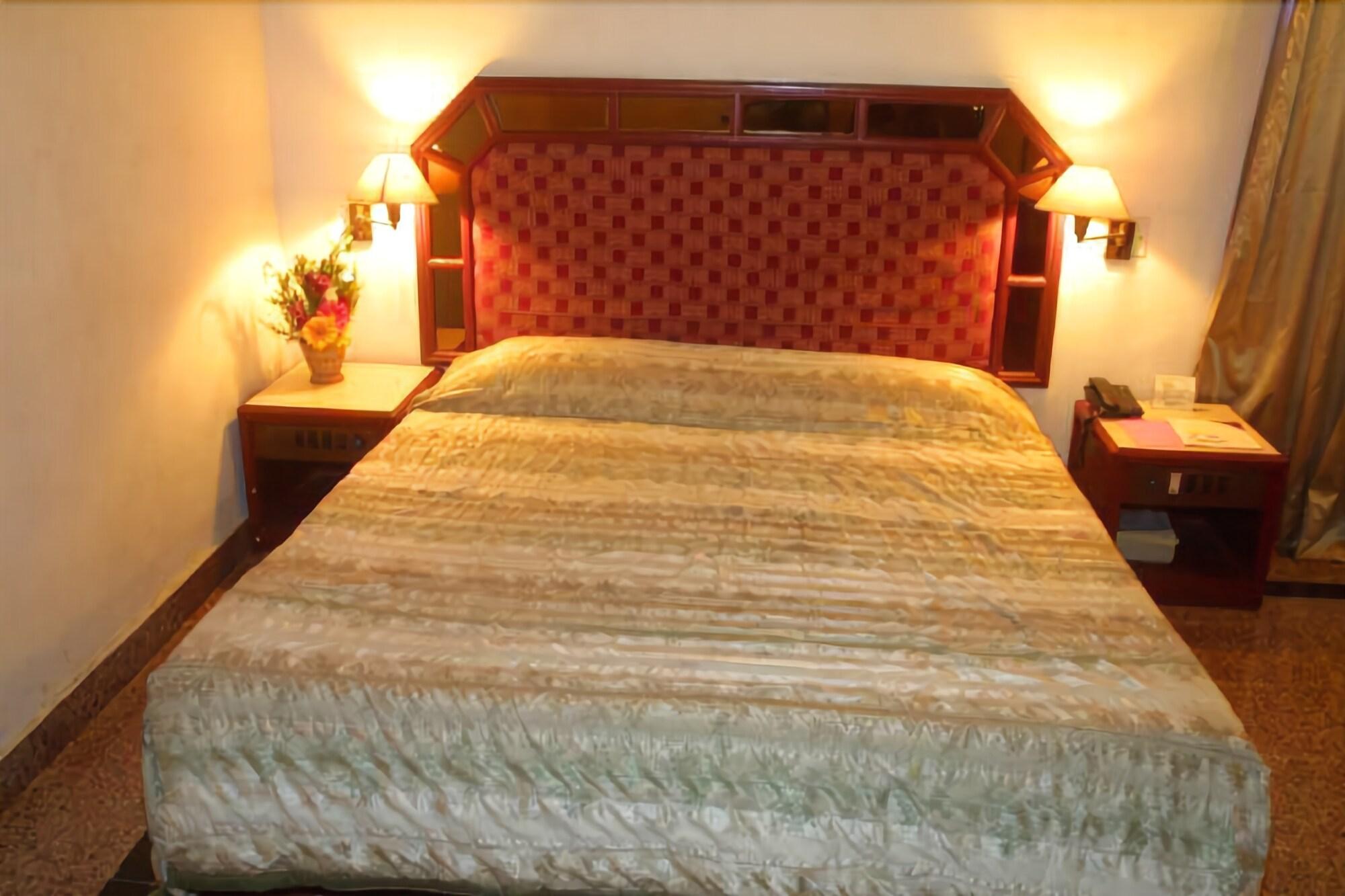 HOTEL MAURYA INTERNATIONAL 5/8