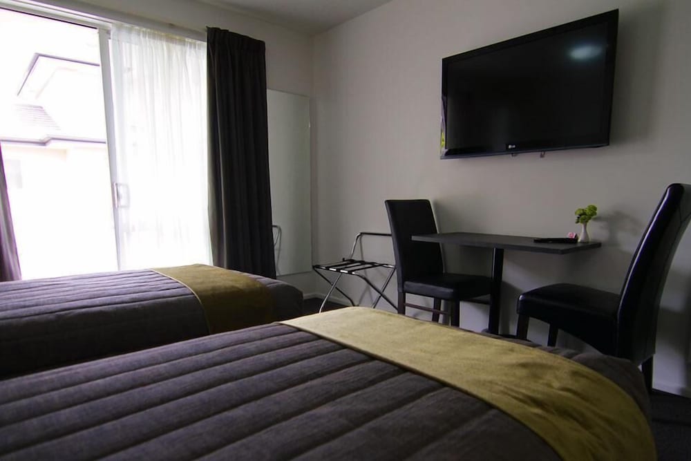 Airport Palms Motel 16/69