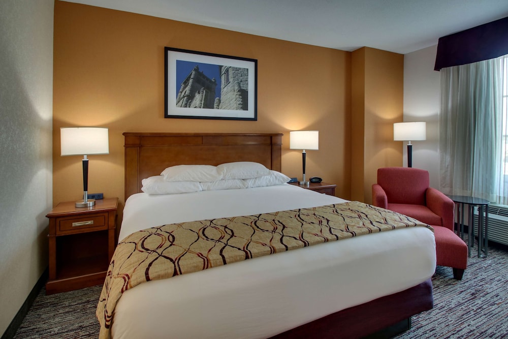 2 Rooms, Me, King Bed, Bathtub, Accessible