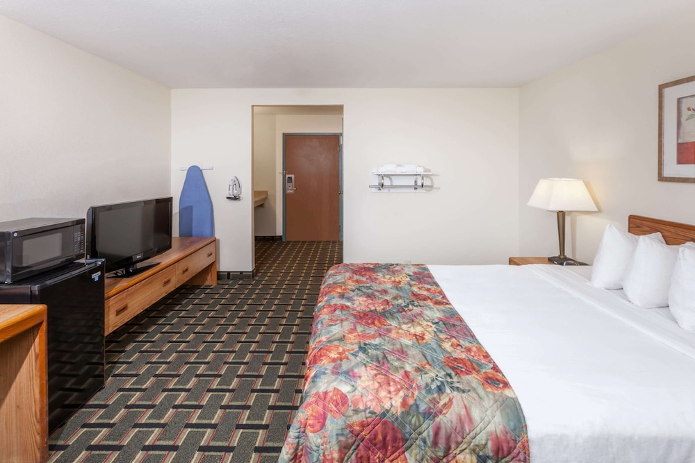 Fairbridge Inn Express Decatur IL 13/34