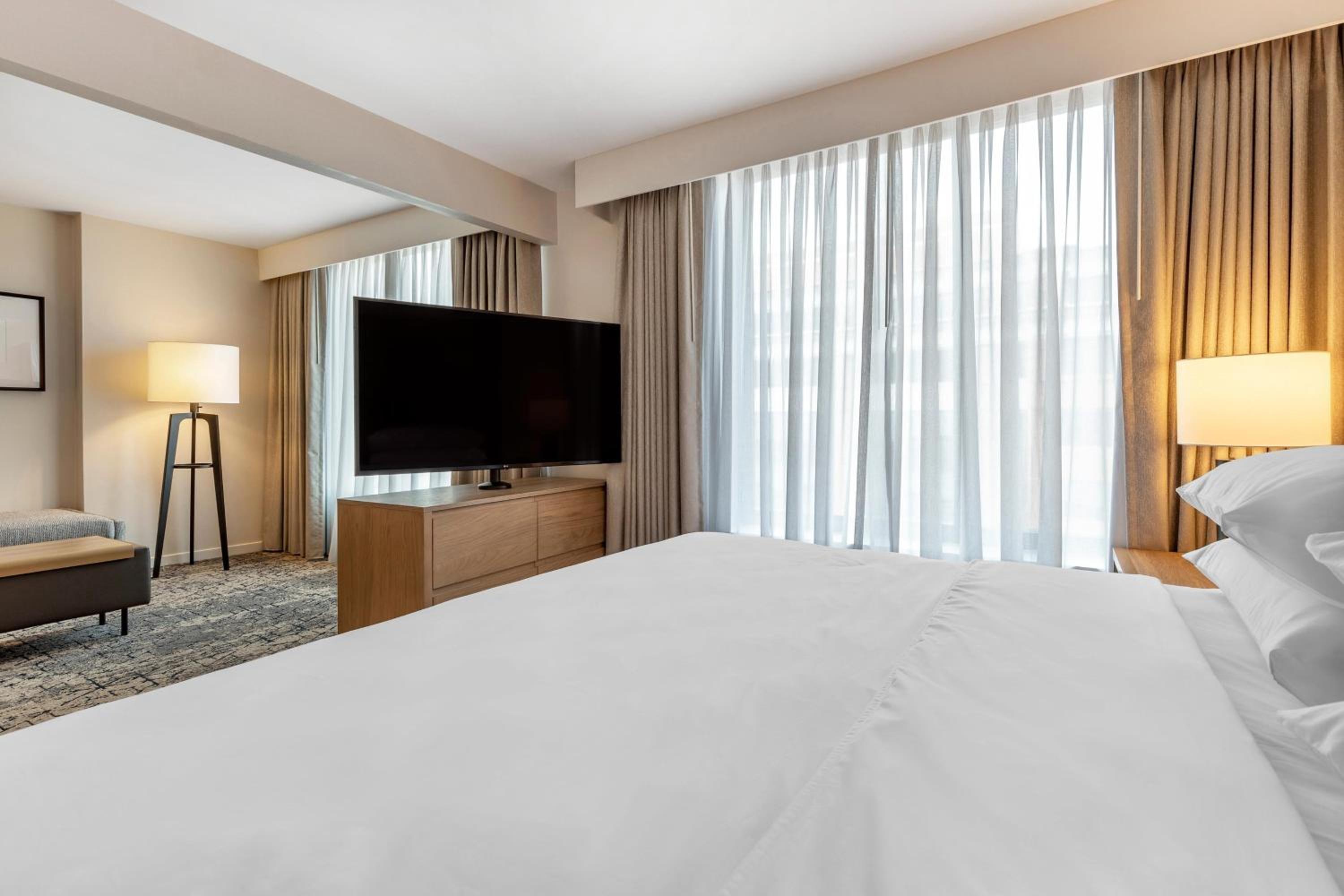 Studio, Suite, King Bed, Sofa, Club Floor