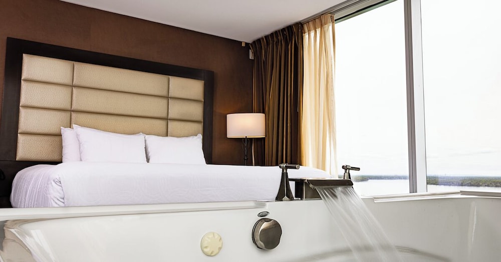 SUITE, KING BED, JETTED TUB, CORNER, SMOKING