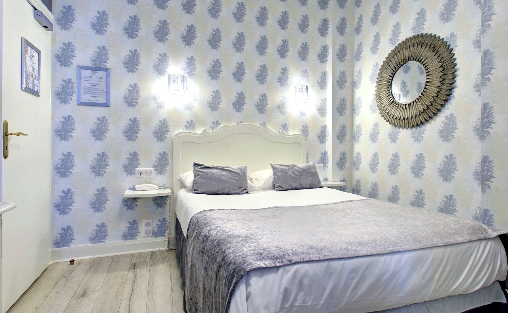 Room, Double Bed, Small, Hotel Du Mail 4/10