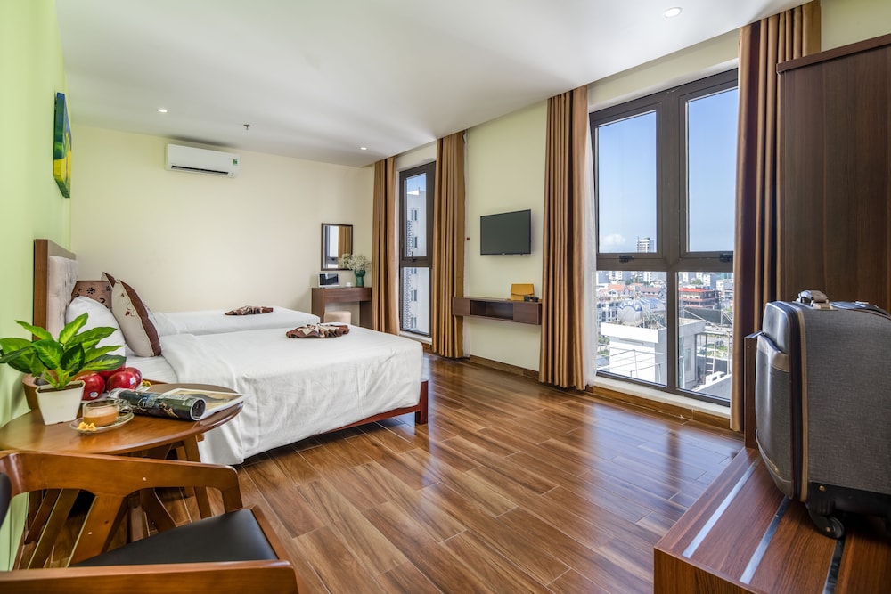 DELUXE, TWIN BEDS, CITY VIEW