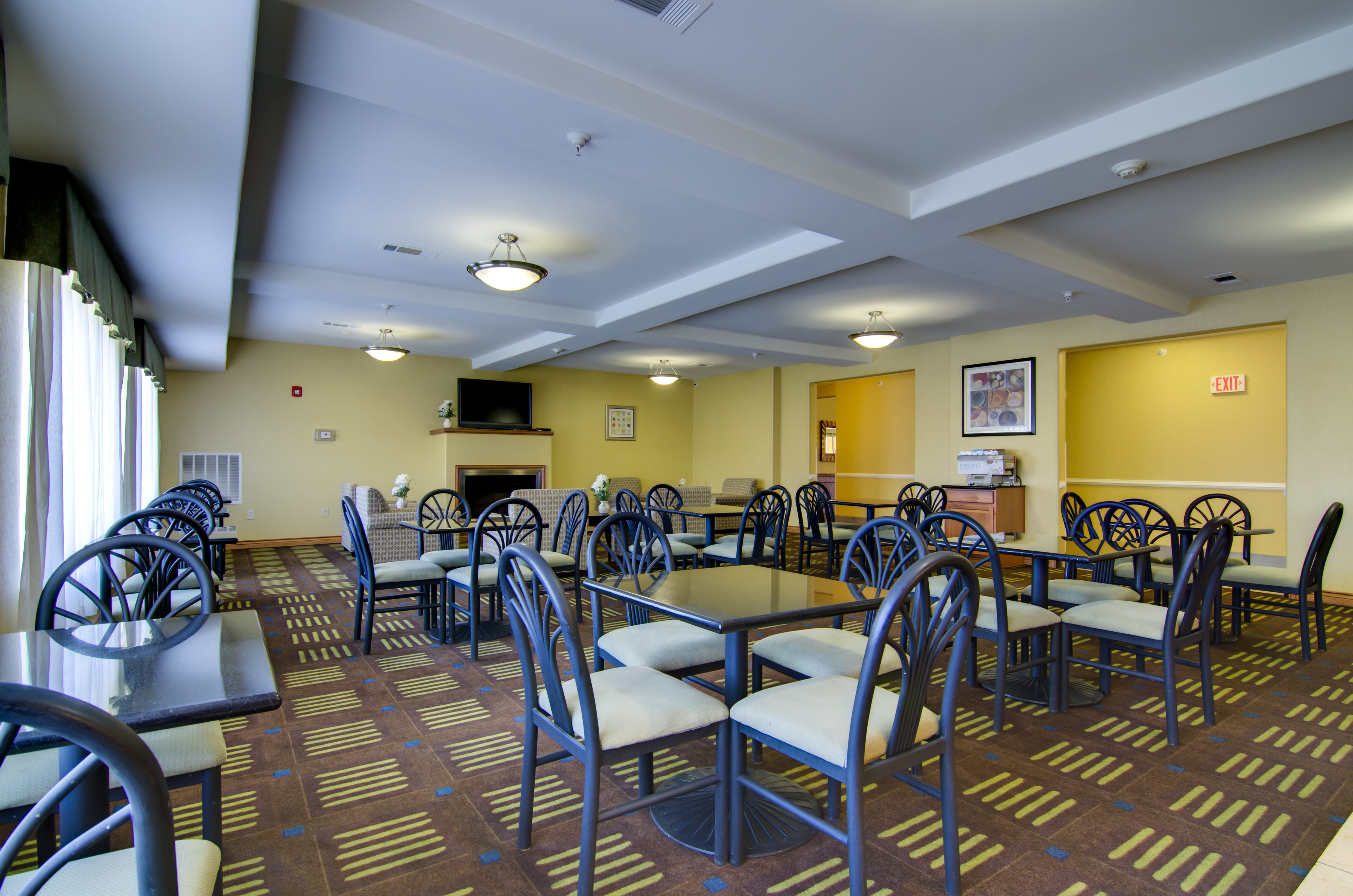 Holiday Inn Express Hotel Amp Stes Kansas City Sports Complex 49/55