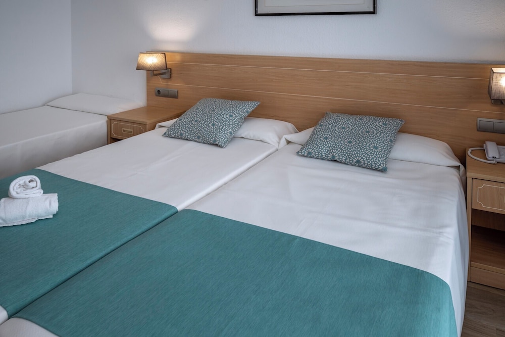 Standard, Triple, Twin Beds, Murphy Bed, Balcony 3/10