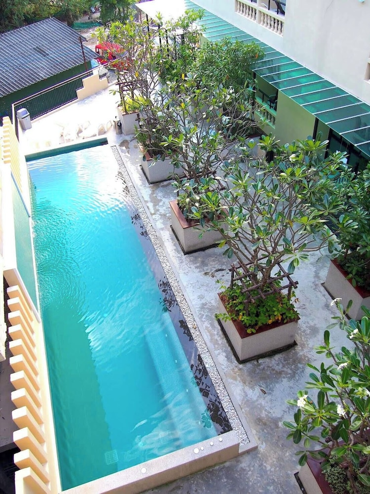 The Wave Hotel Patong 70/73
