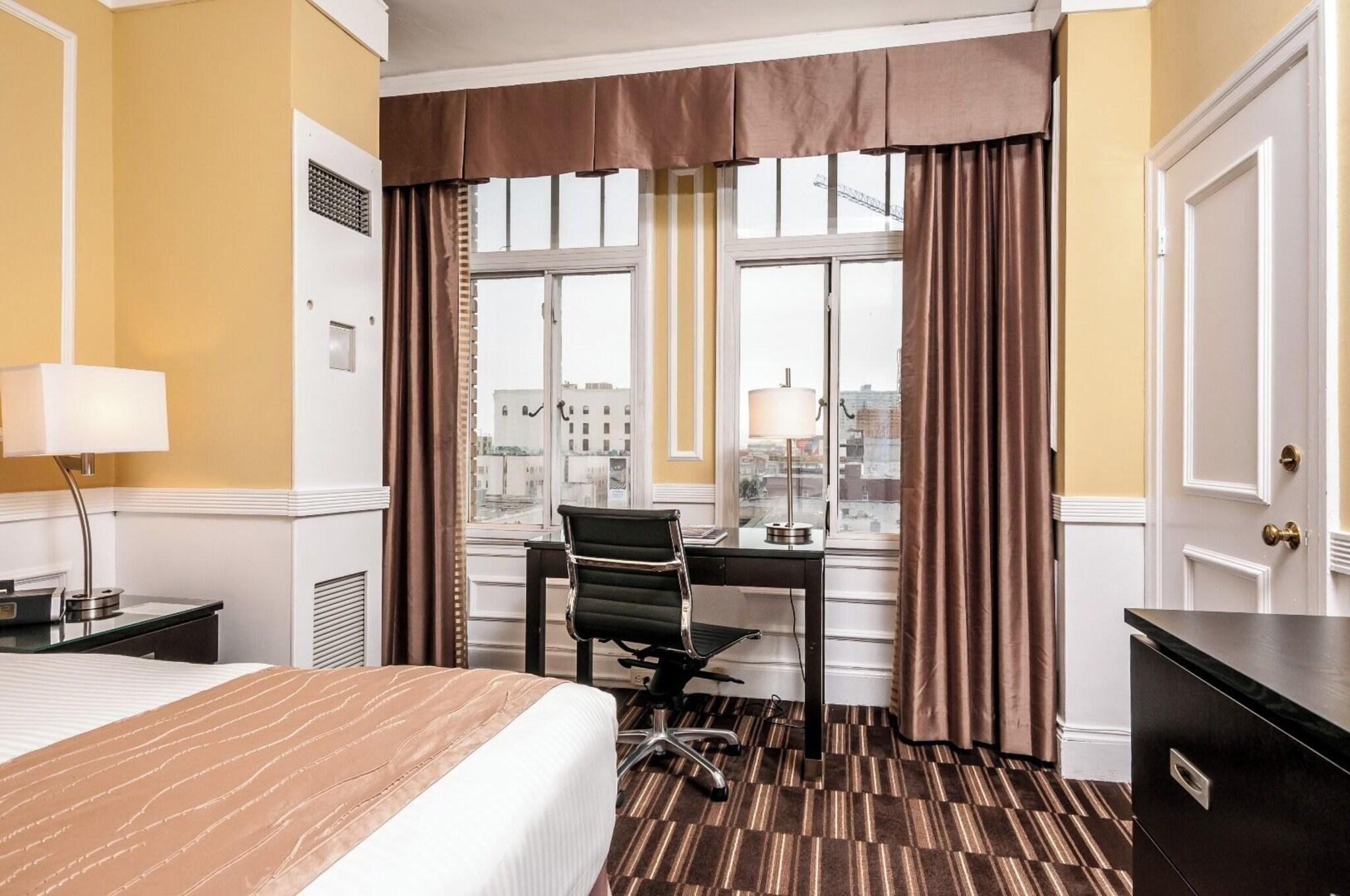 SUPERIOR, QUEEN BED