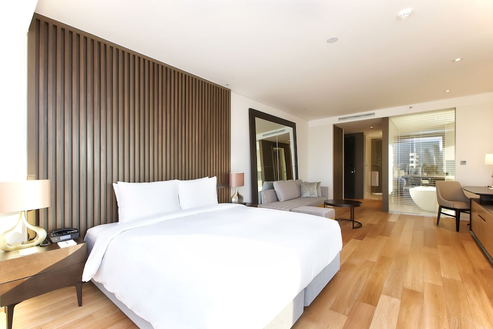 SUITE, LIVING AREA