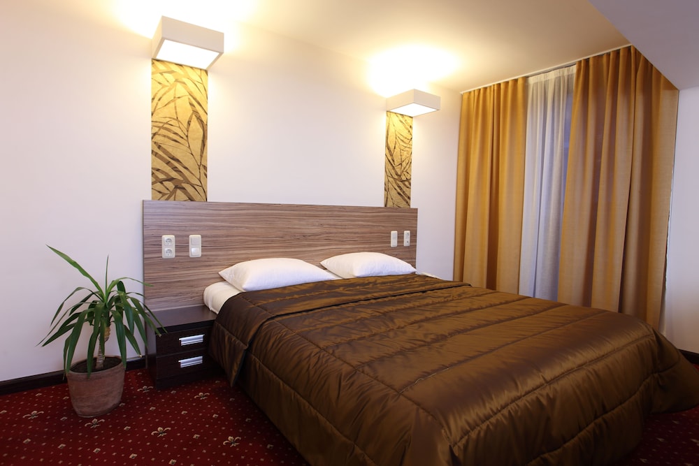 Cascade Hotel 26/46