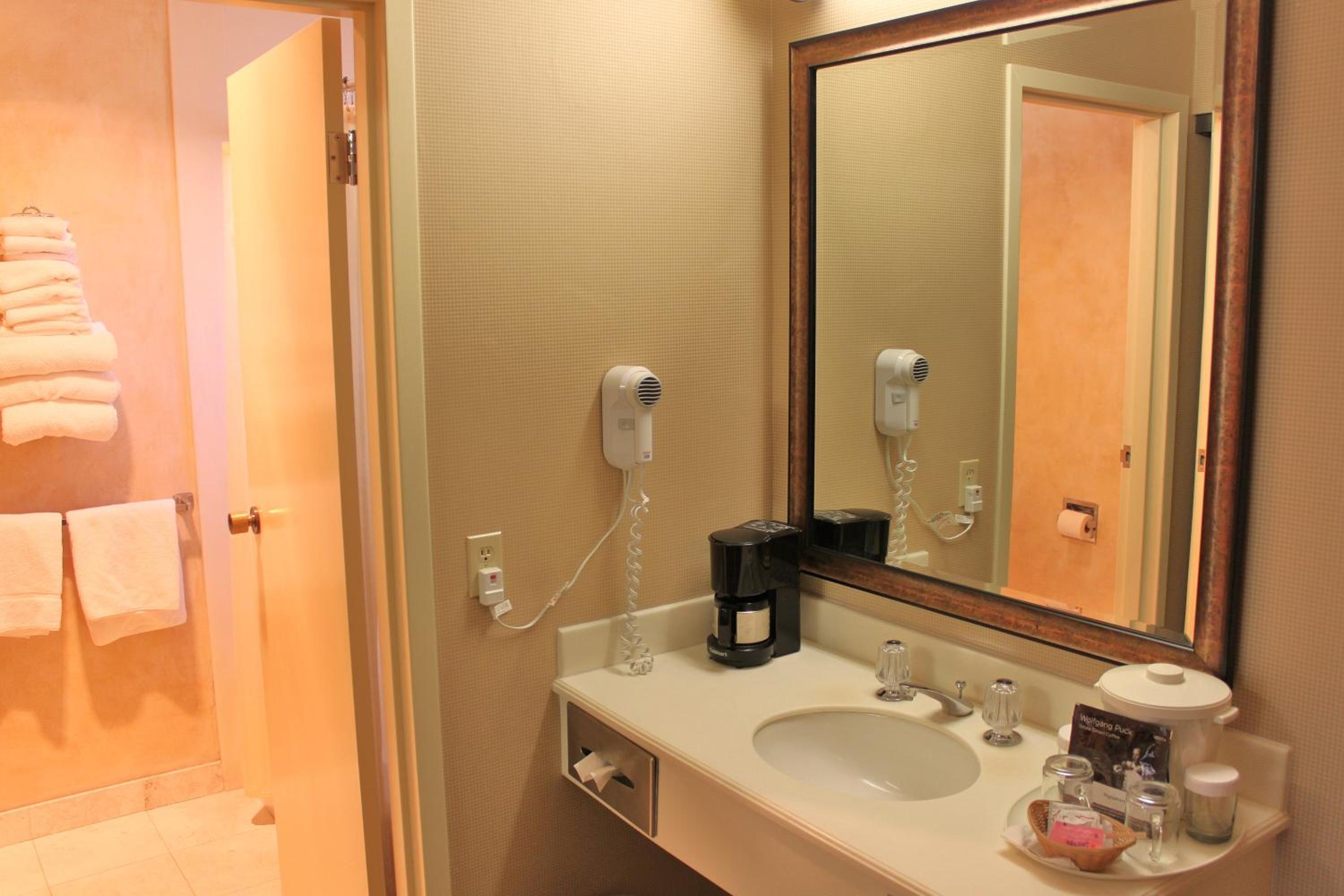 Columbus Motor Inn 23/25