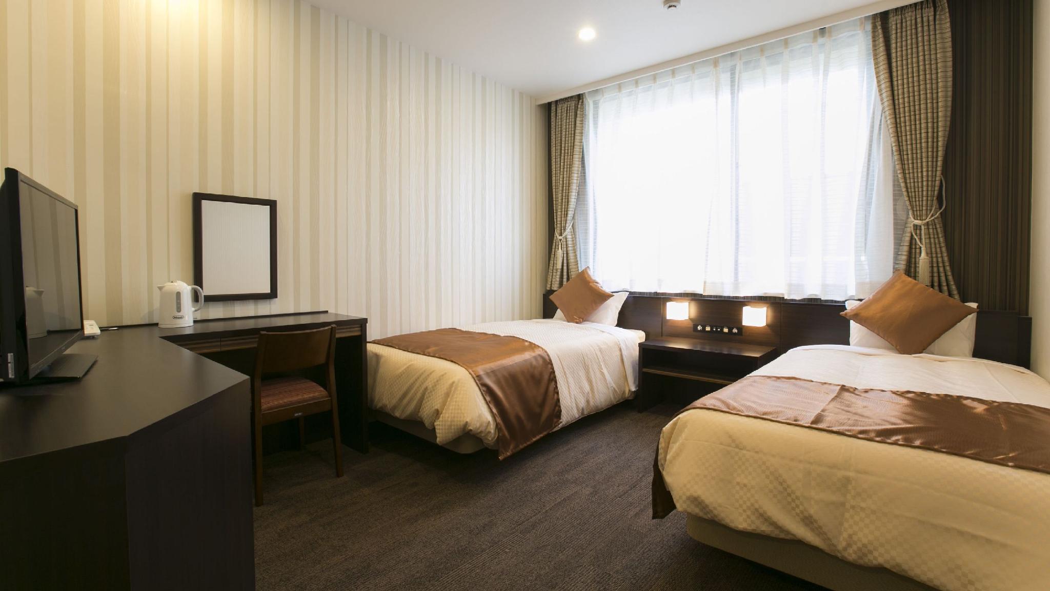 Universal, Twin Beds, New Wing