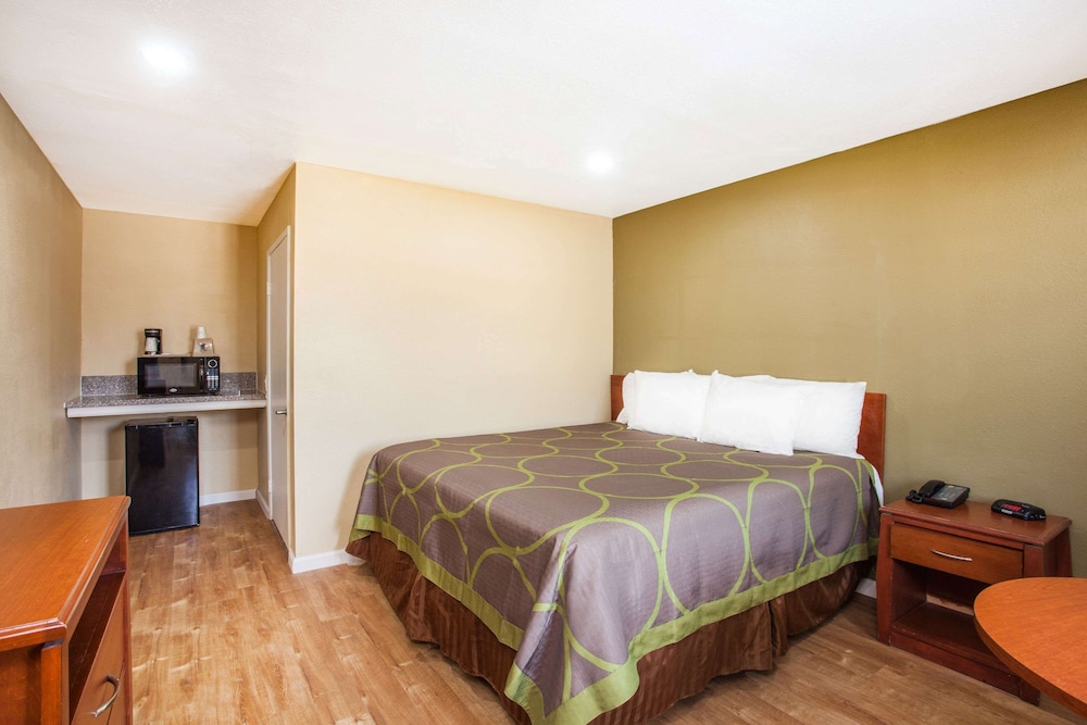 Super 8 By Wyndham Redlands/San Bernardino 12/25