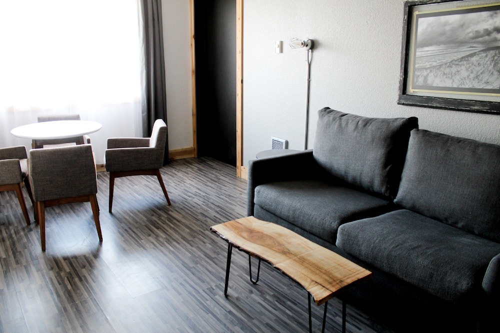 Adrift Hotel 33/50