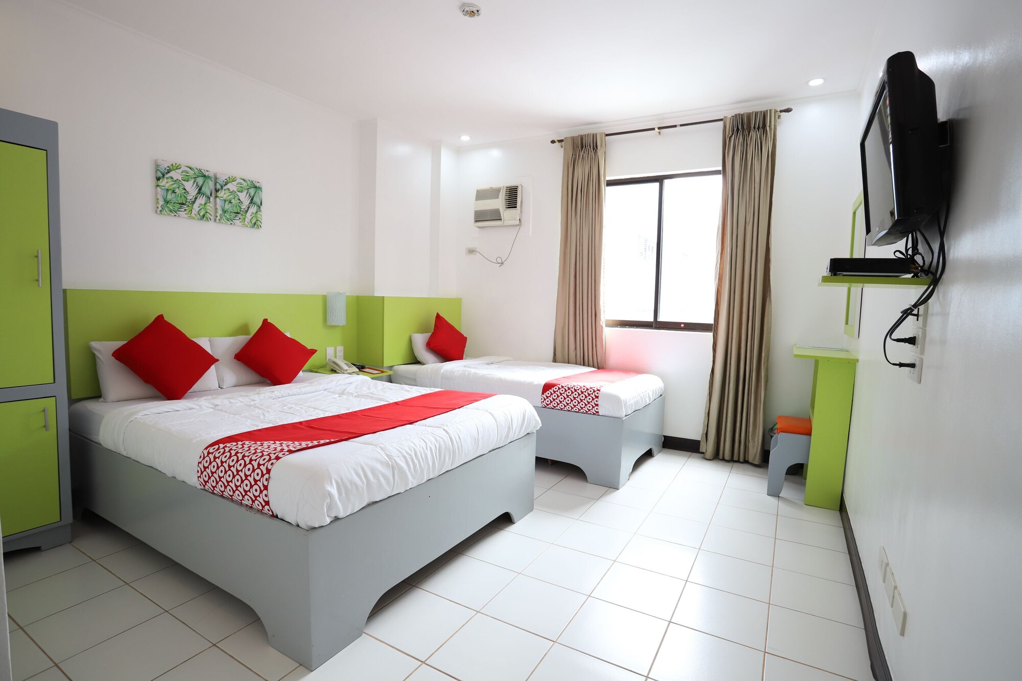 غرفة قياسية ثلاثية بسرير كوين وسرير فردي، OYO 210 Apple Tree Suites 2/5