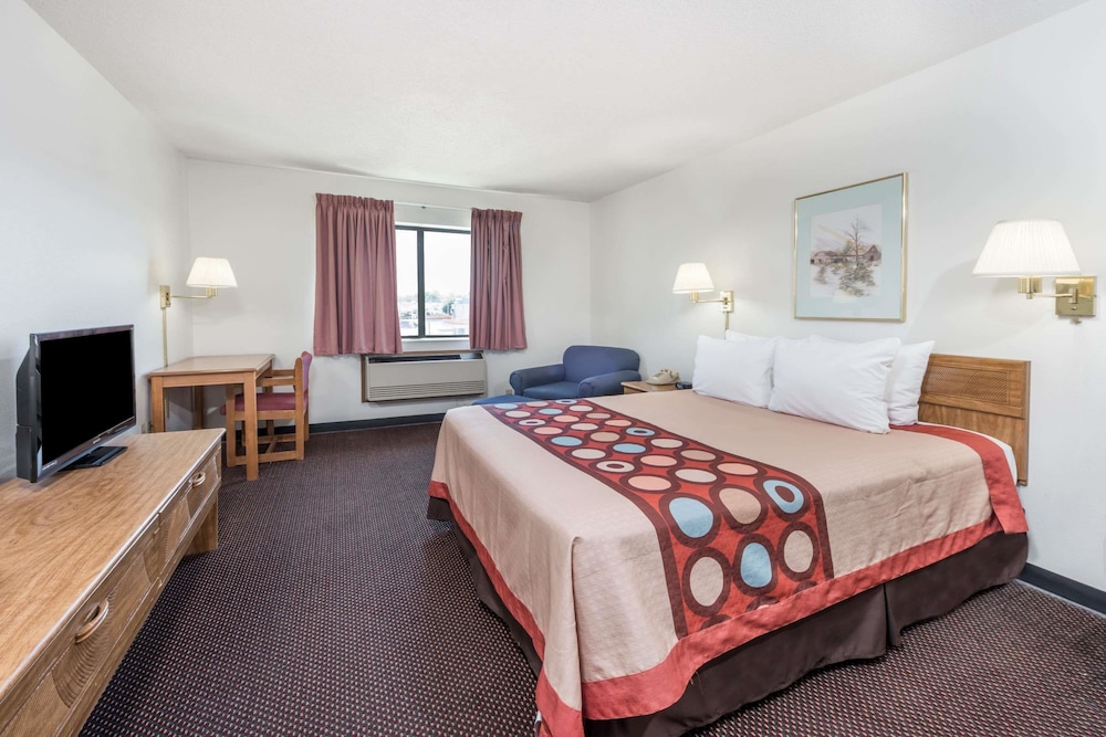 Super 8 by Wyndham Du Quoin 5/23