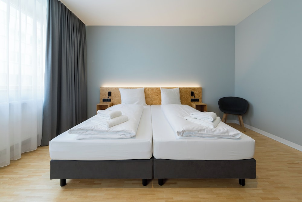 ROOM, DOUBLE BED