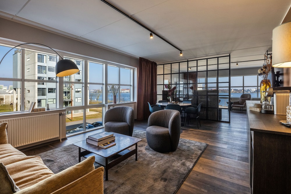 Pier 5 Hotel 48/64