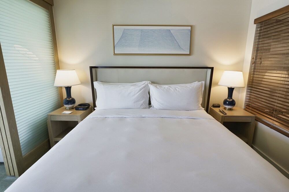Real Select at the Ritz Carlton Residences, Waikiki Beach 17/50