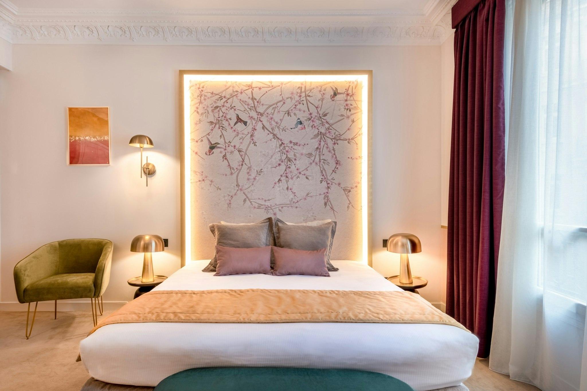 Semi Room, Suite
