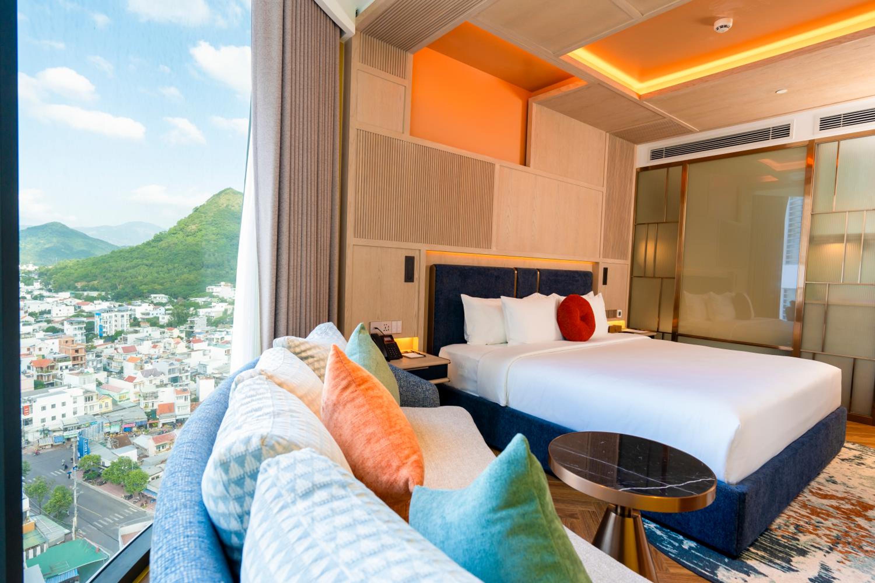 SUPERIOR, KING BED, CITY VIEW