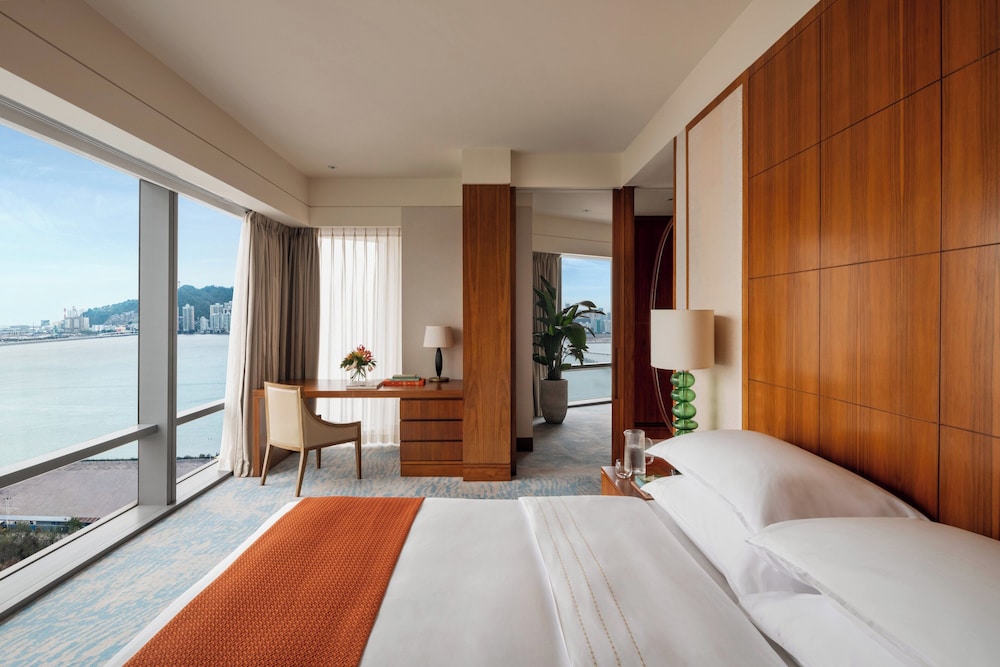Suite, King Bed, Water Front