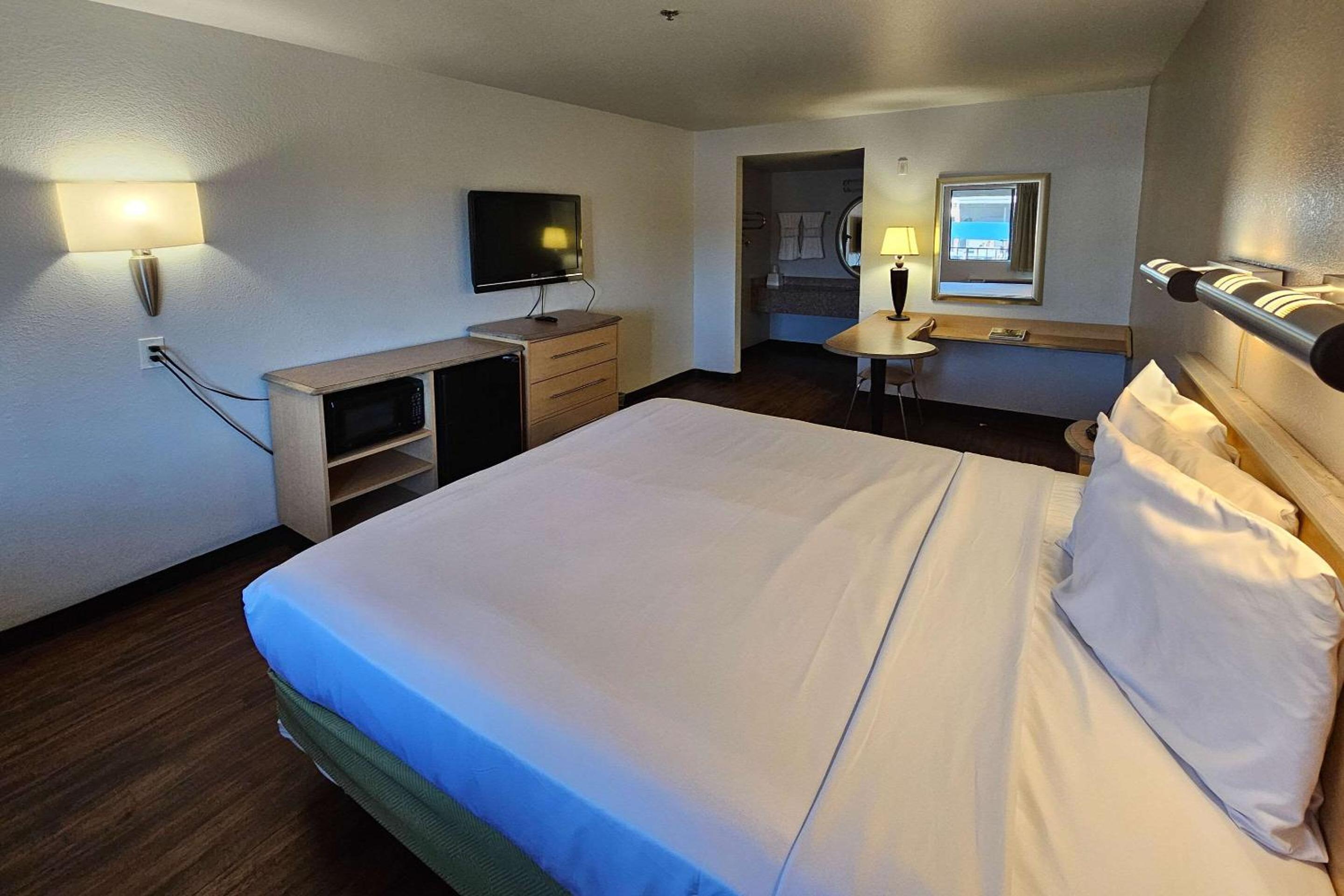 Studio, King Bed
