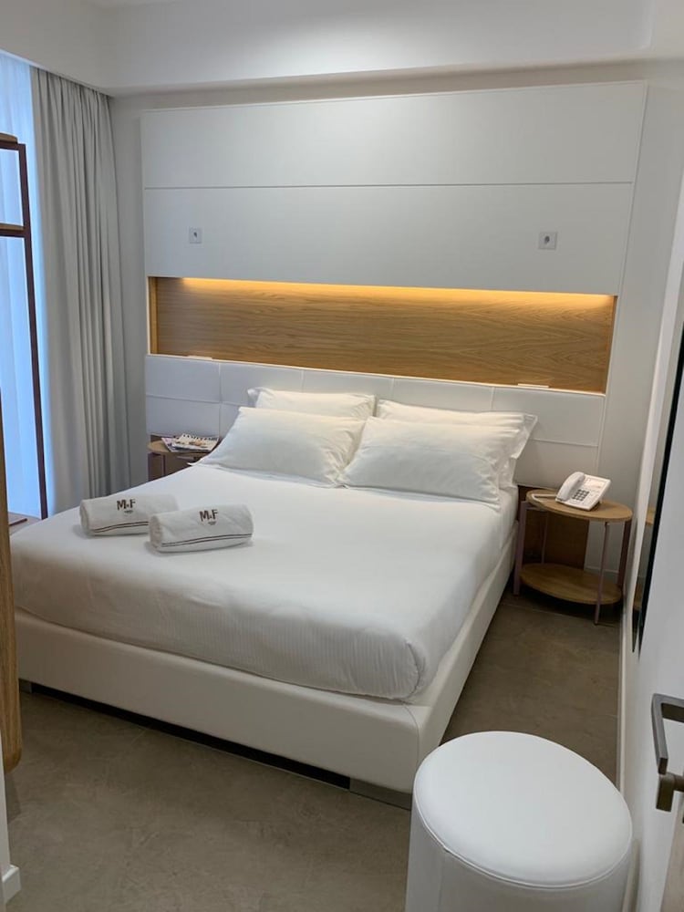 M F Hotel 25/72