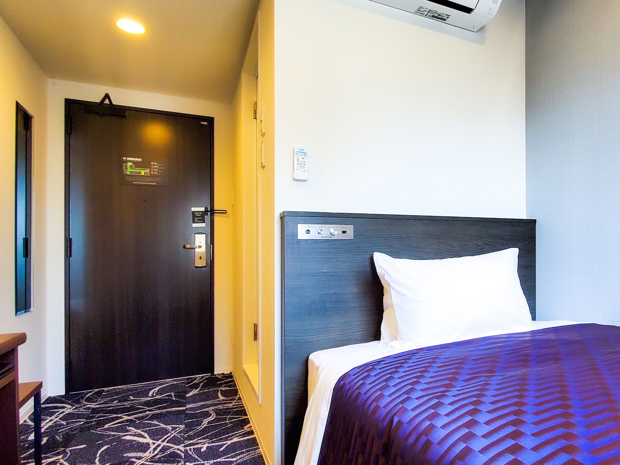 ROOM, SINGLE, SMOKING