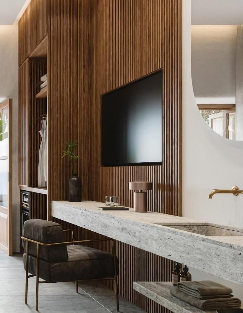 Charisma Hotel 40/50