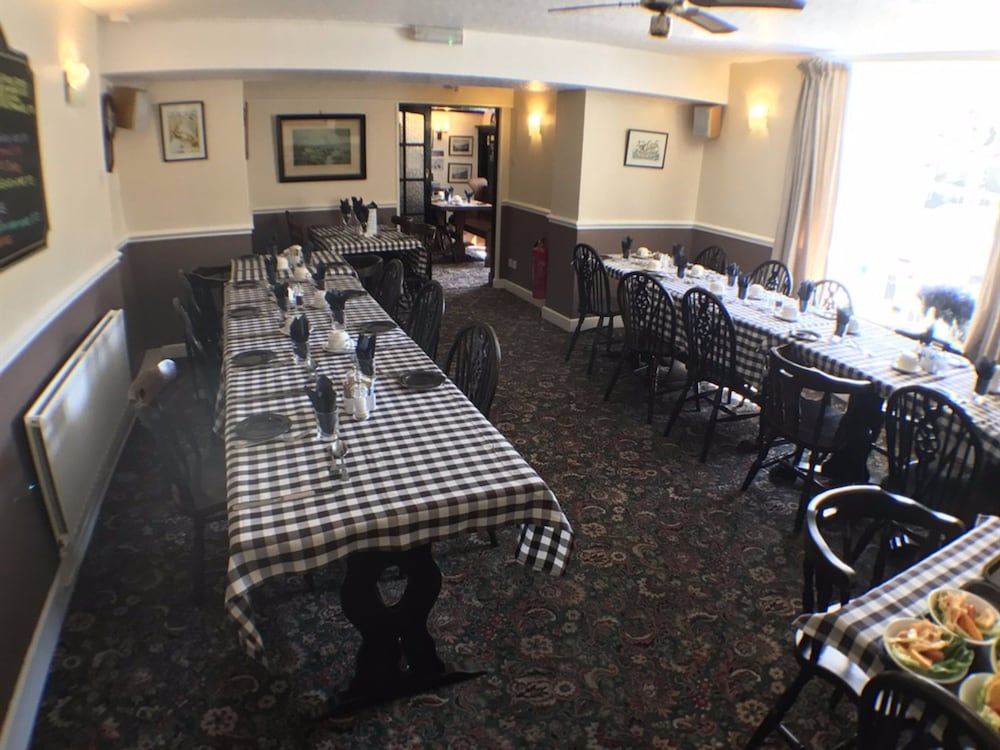 The Fox & Hounds Inn 26/35