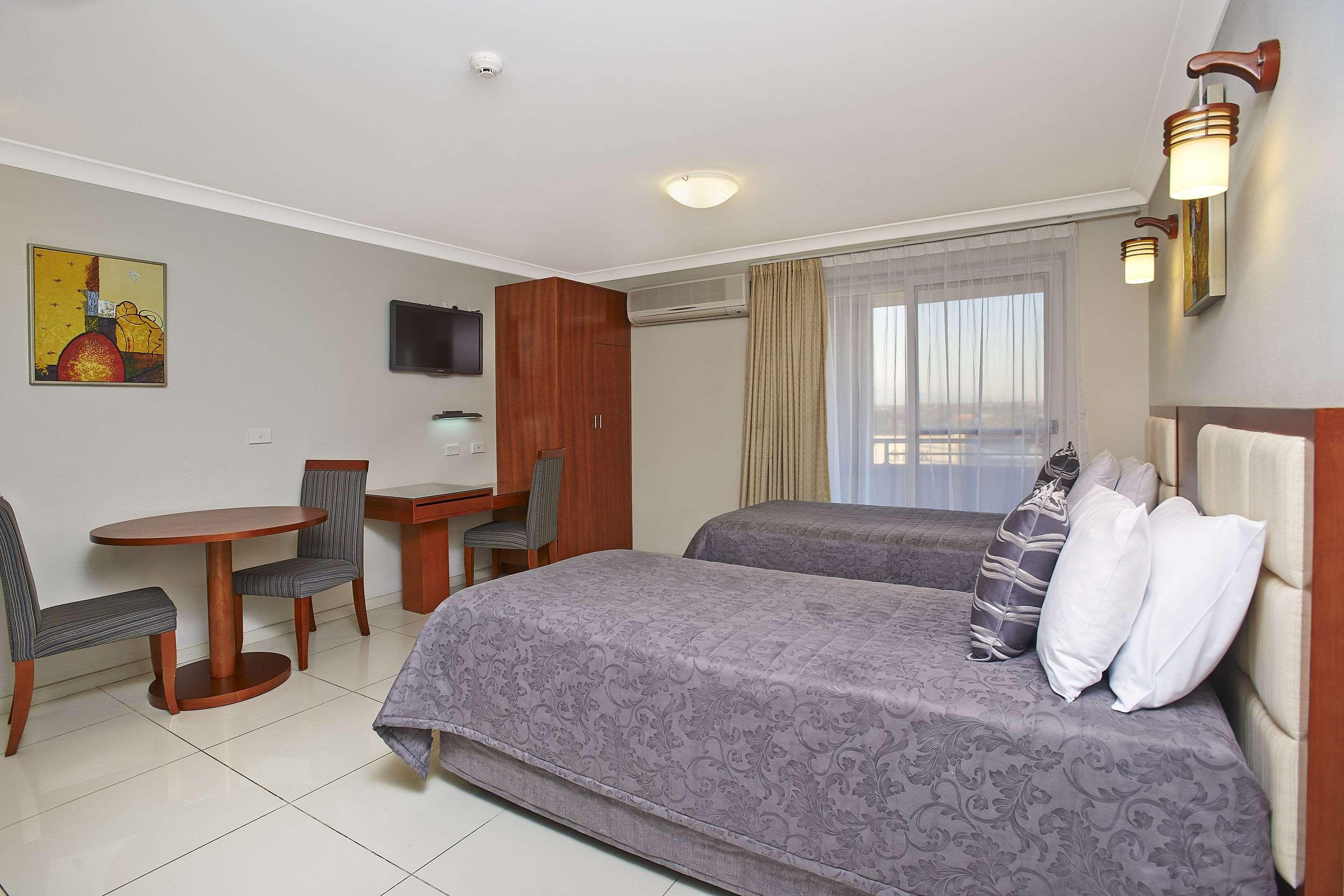 SUITE, TWIN BEDS