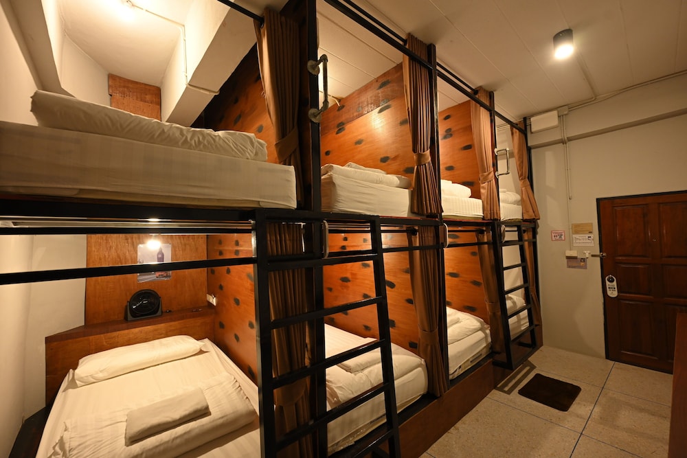 MIXED DORM, 8 BUNK BEDS, SHARED BATHROOM
