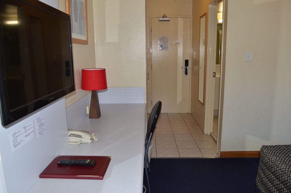 AIRPORT MOTEL 30/63