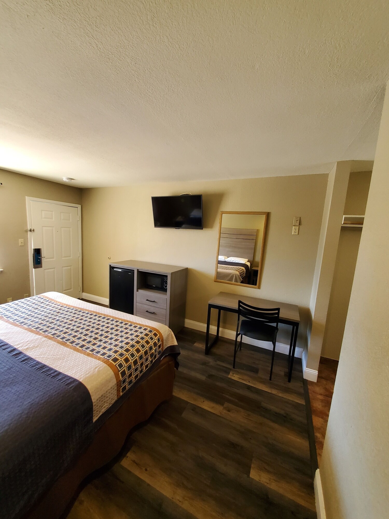 ROOM, DOUBLE BED