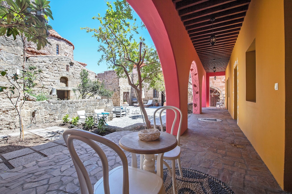 Saint Artemios Boutique 21/47