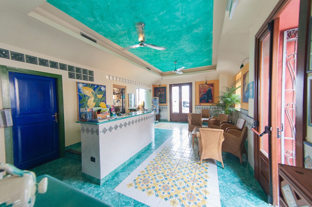 Petit Hotel 4/50