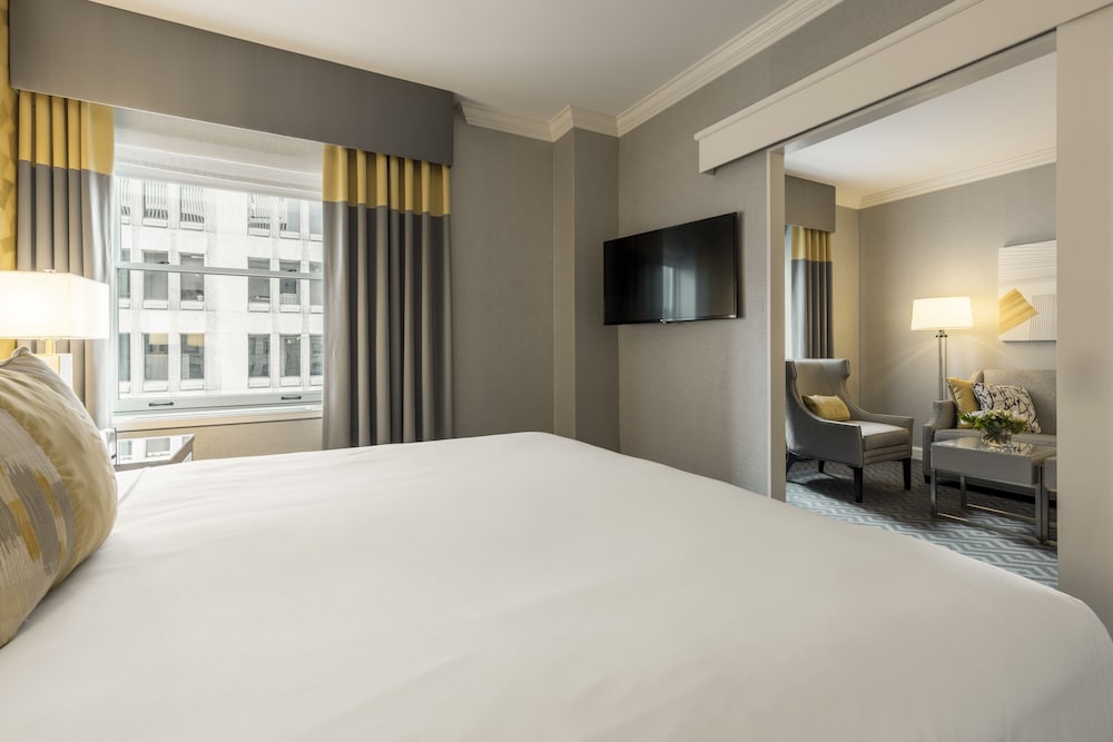 SUITE, KING BED, ACCESSIBLE