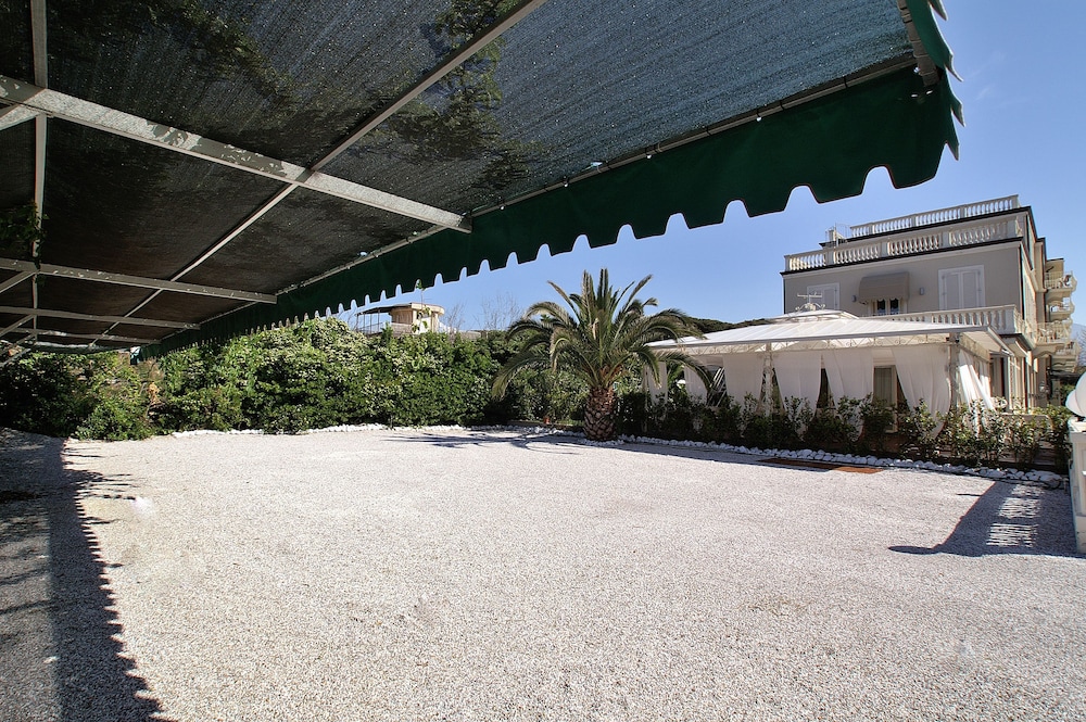 Coluccini Hotel 30/33
