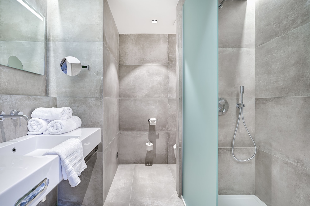 R hotel experiences 56/58