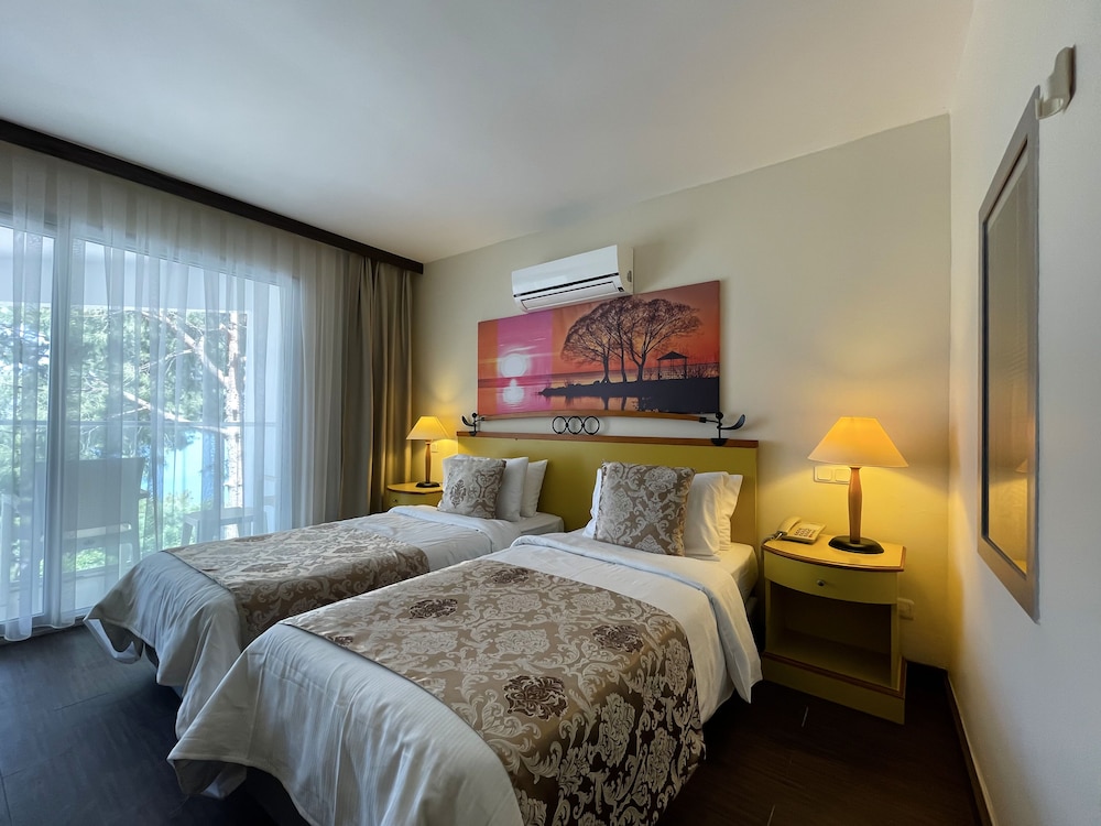 Roseira Beach Resort 10/43