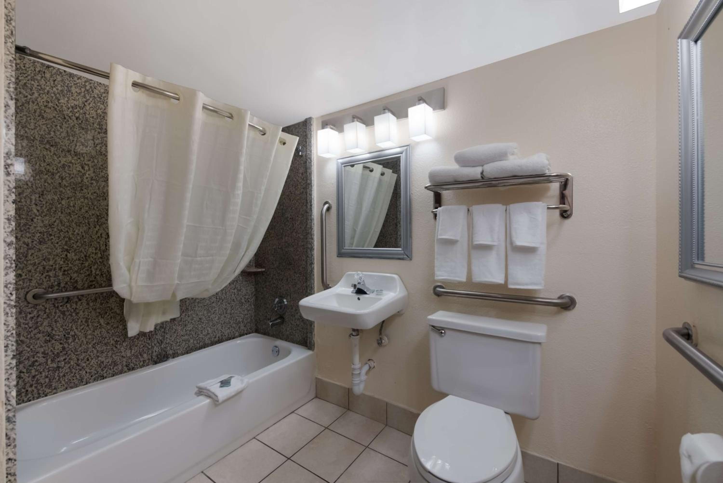 غرفة بسرير كينج بحوض استحمام لذوي الإعاقة، Best Western Hampton Coliseum Inn 6/8