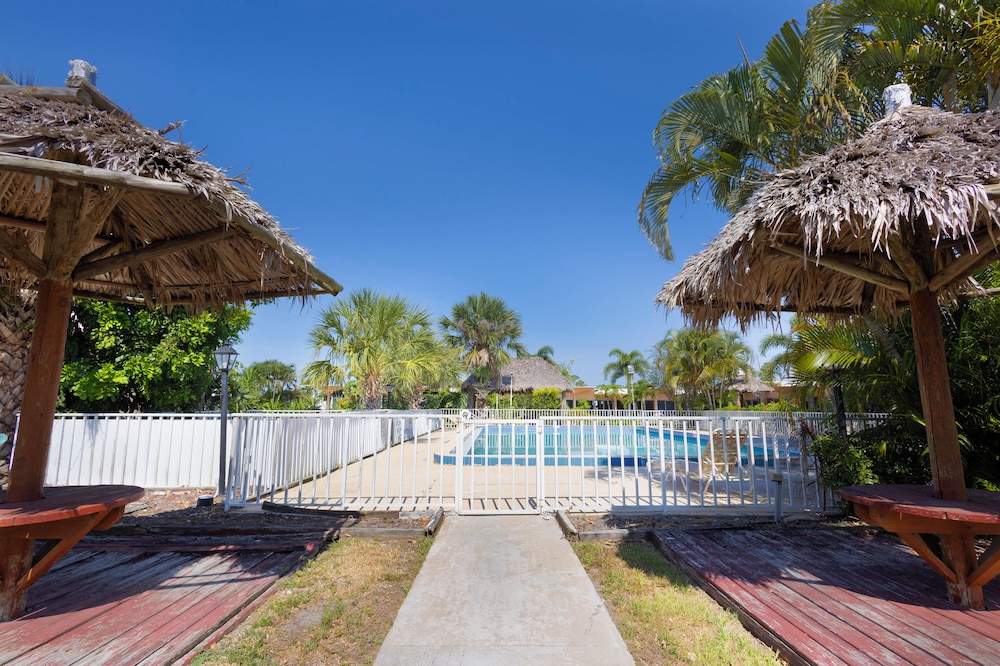 Warm Mineral Springs Motel 37/45